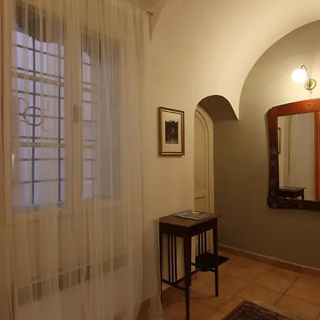 Rustic Ground Floor Apartment In Mala Strana Prague Exterior photo