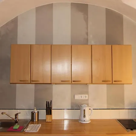 Rustic Ground Floor Apartment In Mala Strana Prague Exterior photo